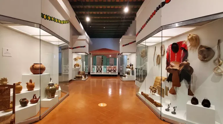 Sala Las Artes Populares en Las Américas