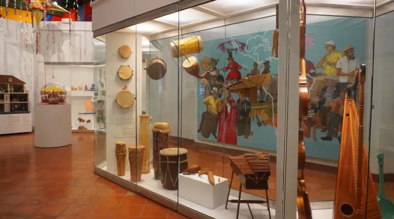 Sala Las Artes Populares en Las Américas