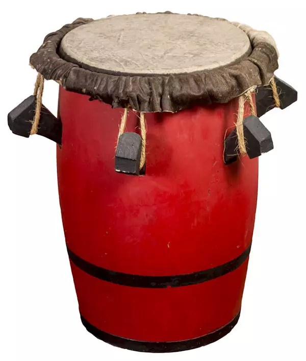 Barril de bomba (subidor o primo). 
Madera policromada, cuero y soga. Hecho por José Ramírez y Alfonso García en 1992, Ponce, Puerto Rico.