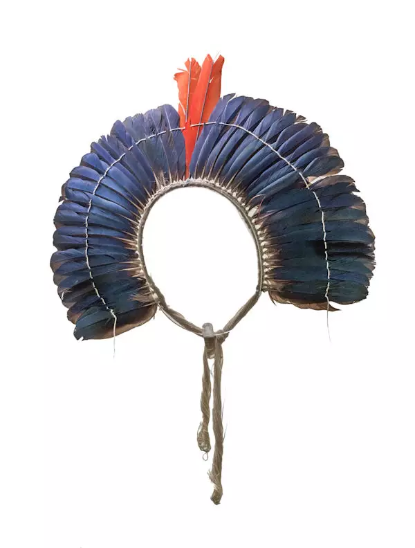Corona (plumas y fibra vegetal). Etnia Kayapó, Brasil.